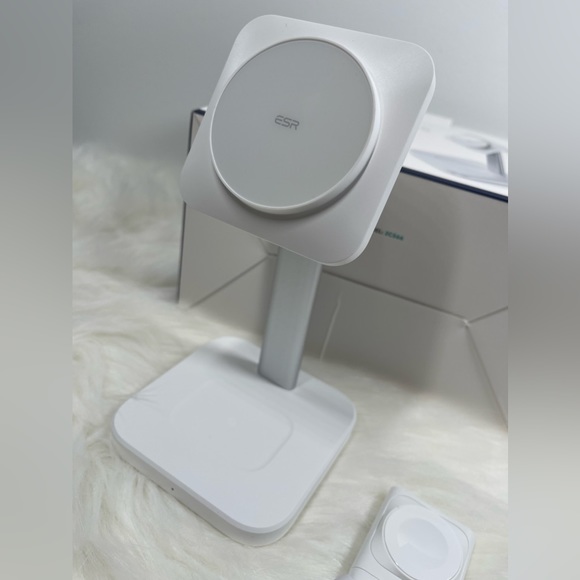 BNWB ESR 3-in-1 Wireless Charger Stand with MagSafe For IPhone Apple Watch White - Picture 6 of 12